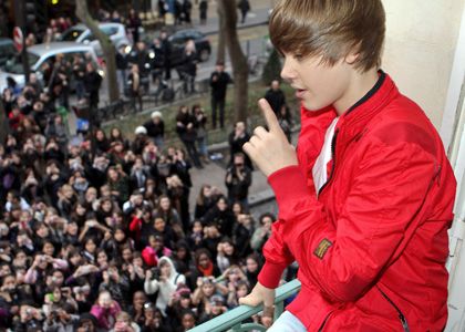 justin-bieber-red-paris.jpg